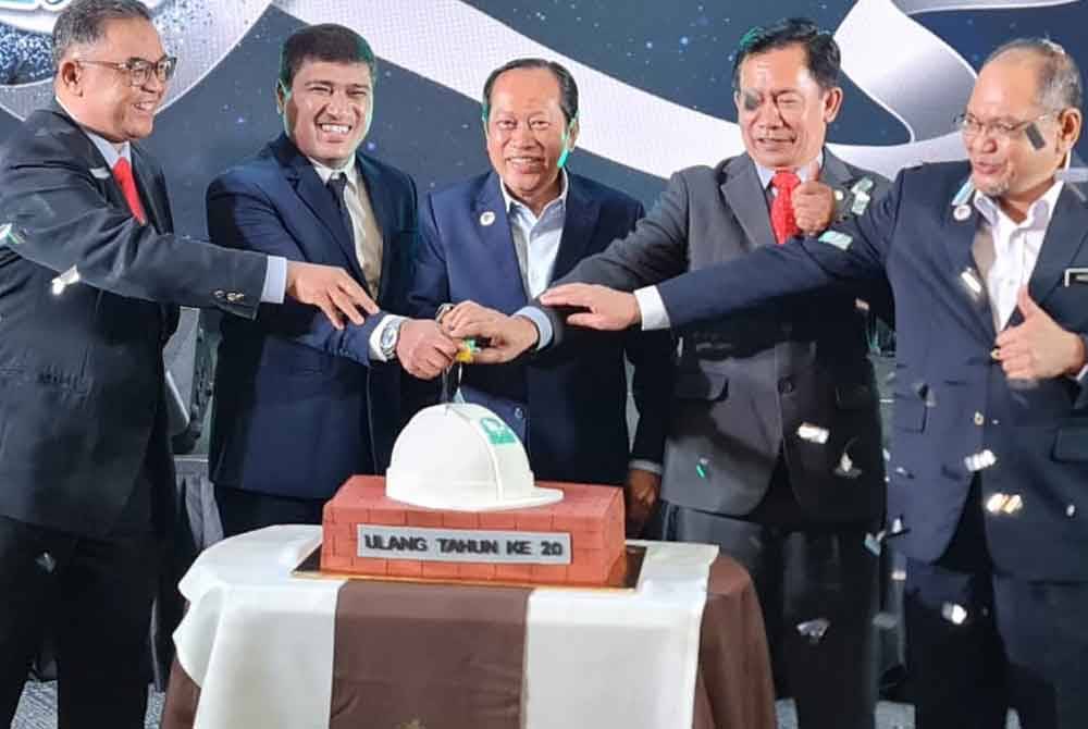 Ahmad Maslan (tengah) memotong kek bersama Abdul Rafik (dua dari kiri) sebagai simbolik kepada Majlis sambutan Ulang Tahun ke- 20 Construction Labour Exchange Centre Berhad (CLAB) di sini, pada Isnin.