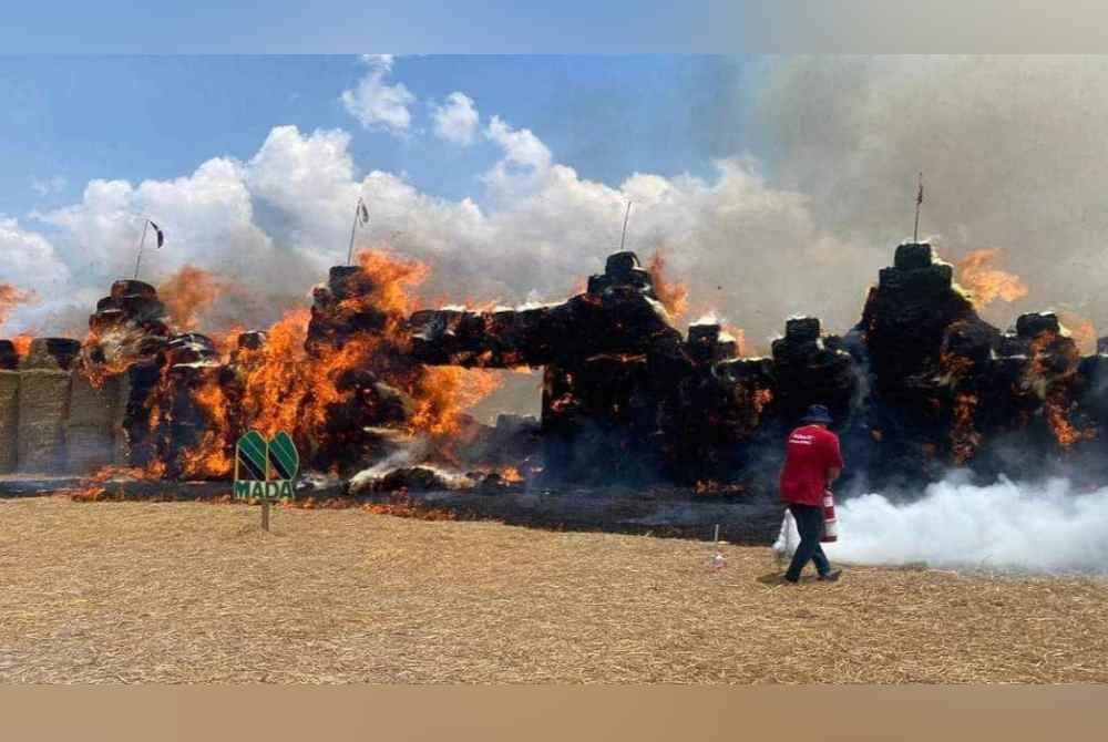 Keadaan jerami gulung yang terbakar di Kampung Sungai Kering, Yan Kedah. Foto JBPM