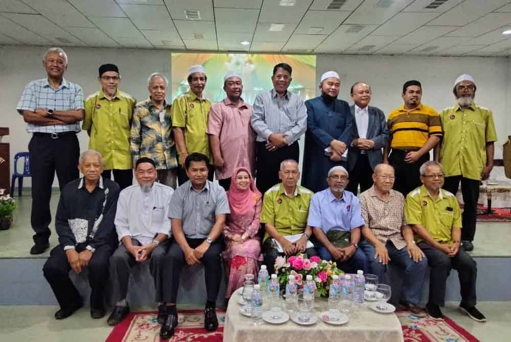 Muhamad Nasir (berdiri, tiga dari kiri) bersama Ahli Jawatankuasa Pertubuhan Besutmaju selepas Mesyuarat Town Hall Bersama MP Dan ADUN Besut pada Selasa.