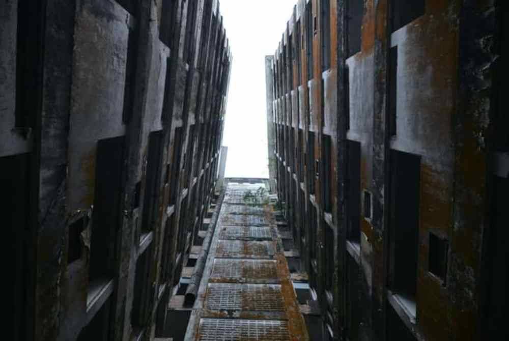 Orang ramai mahu dua blok kondominium terbiar Highland Towers dirobohkan selepas terbiar sejak sekian lama dan menjadi sarang penjenayah serta aktiviti negatif lain.