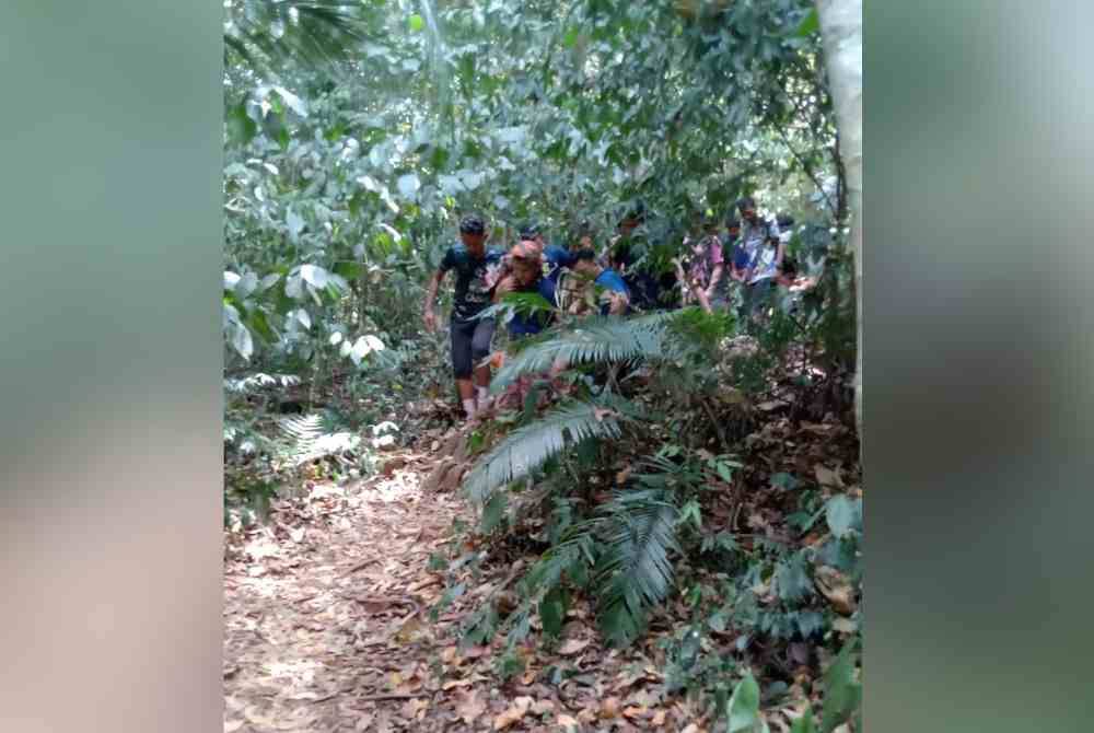 Mangsa yang tidak sedarkan diri dibawa turun ke kaki gunung. Foto JBPM