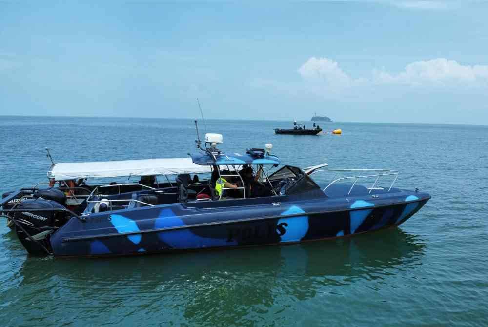 Pihak polis menjalankan kawalan keselamatan di lokasi helikopter milik Maritim Malaysia terhempas dekat perairan Pulau Angsa di sini pada Selasa.