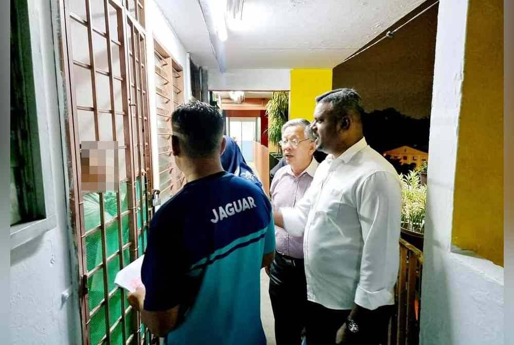 Arul Kumar (kanan) ketika menjalankan pemeriksaan di kediaman terlibat.