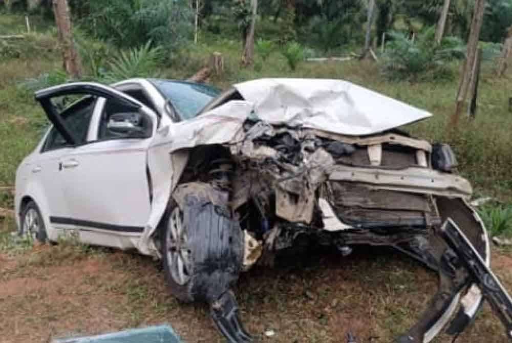 Keadaan salah sebuah kereta selepas terbabit kemalangan di Jalan Salong-Chini, Pekan pada Selasa.