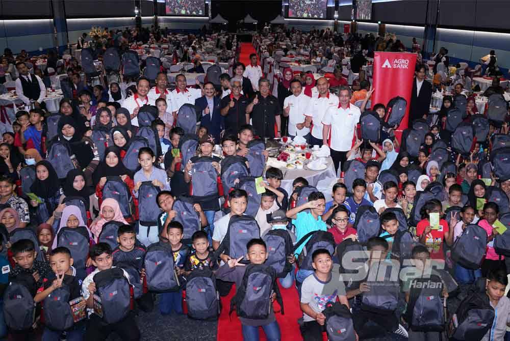 Menteri Pertanian dan Keterjaminan Makanan, Datuk Seri Mohamad Sabu (belakang, empat dari kanan) dan Presiden/Ketua Pegawai Eksekutif Agrobank, Datuk Tengku Ahmad Badli Shah Raja Hussin (belakang, lima dari kanan) bergambar bersama penerima sumbangan pada Majlis Penyampaian Bantuan Wang Persekolahan Agrobank 2024 di Setia Alam Impian pada Selasa. Foto Sinar Harian-MOHD HALIM ABDUL WAHID