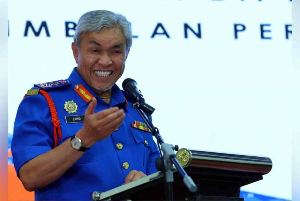 Ahmad Zahid berucap pada Majlis Pelancaran Bulan Pertahanan Awam Sempena Sambutan Hari Pertahanan Awam Sedunia 2024 dan Hari Ulang Tahun Pertahanan Awam (HUTPA) Kali Ke-72 di Ibu Pejabat Pertahanan Awam Angkatan Pertahanan Awam Malaysia pada Selasa. - Foto Bernama