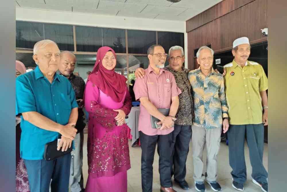 Muhammad Nasir (dua dari kanan) bersama Mohd Nurkhuzaini (empat dari kiri) pada Mesyuarat Town Hall Bersama MP Dan ADUN Besut pada Selasa,