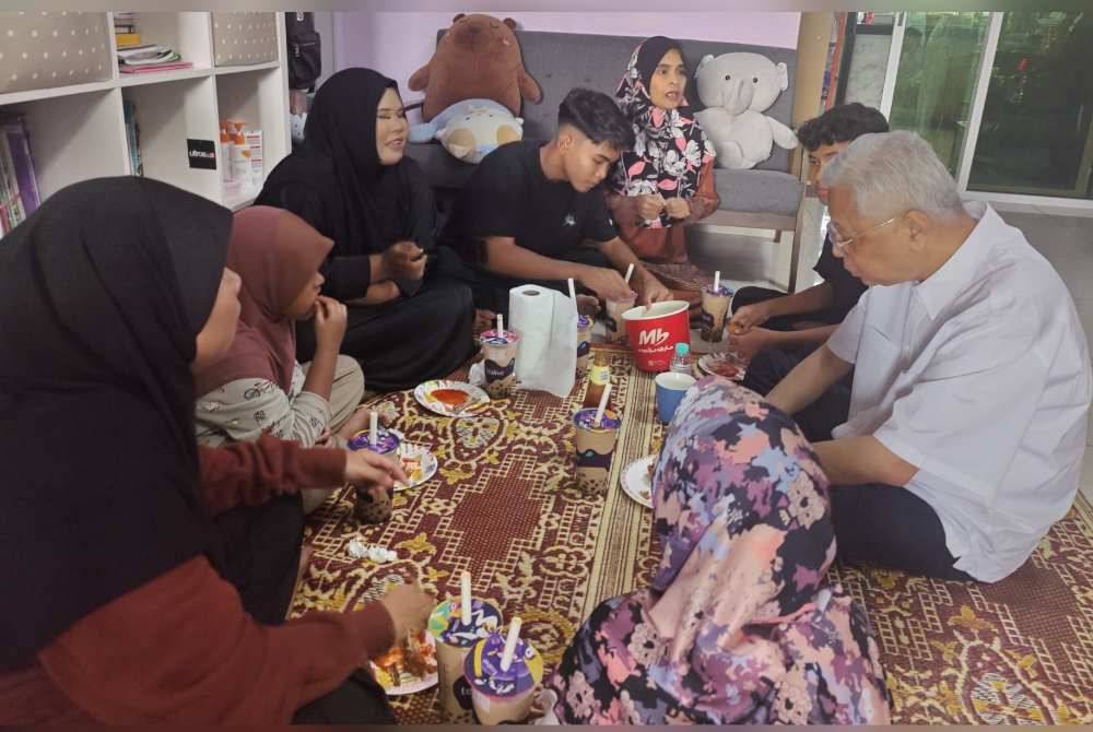 Ismail Sabri turut meluangkan bersama-sama menjamu selera ketika melawat lapan beradik yatim piatu di Hulu Selangor pada Rabu.