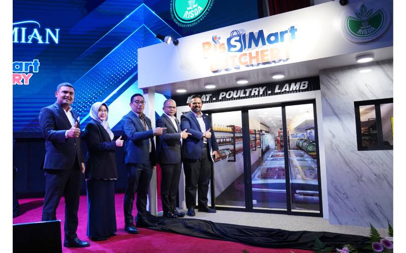 Manndzri Nasib melancarkan RisSMart Butchery yang kini mempunyai tiga buah outlet bersama Ketua Pengarah, Abdullah Zainal (dua dari kanan) dan pengurusan RISDA.