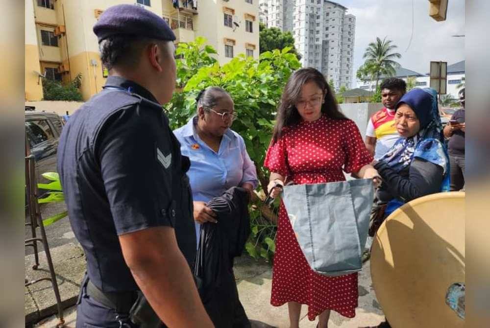 Michelle (dua dari kanan) turut berterima kasih kepada semua pihak terlibat dan turut gesa pihak berkuasa ambil pendekatan ihsan dalam mengendalikan kes tersebut. Foto FB Michelle Ng Mei Sze