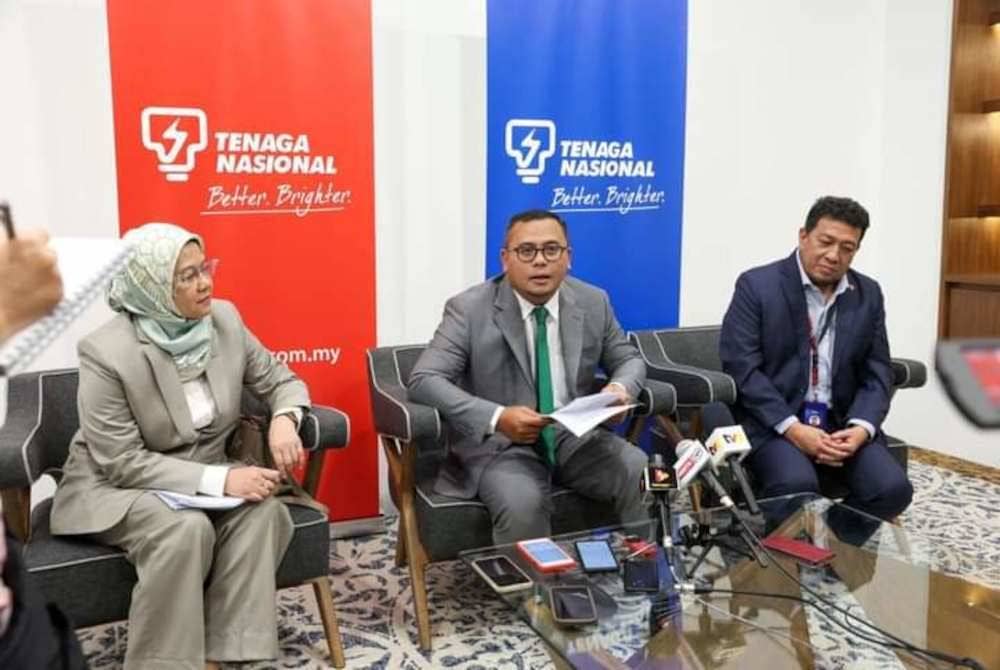 Amirudin (tengah) ketika ditemui pemberita pada majlis berkenaan.