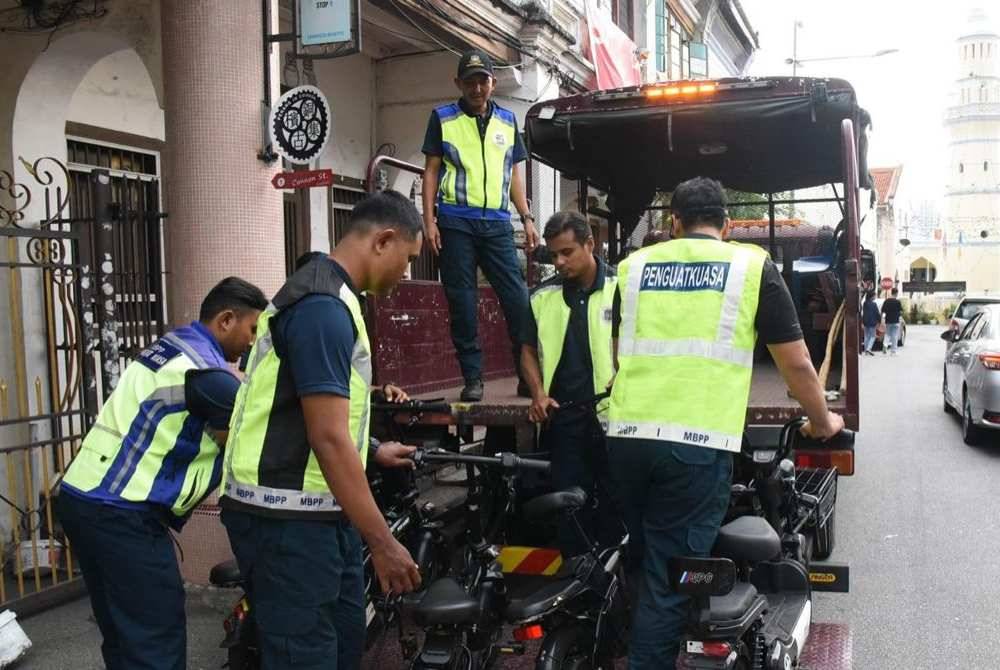 Dua premis yang diserbu tidak mempunyai lesen sah untuk menjalankan perniagaan e-skuter.