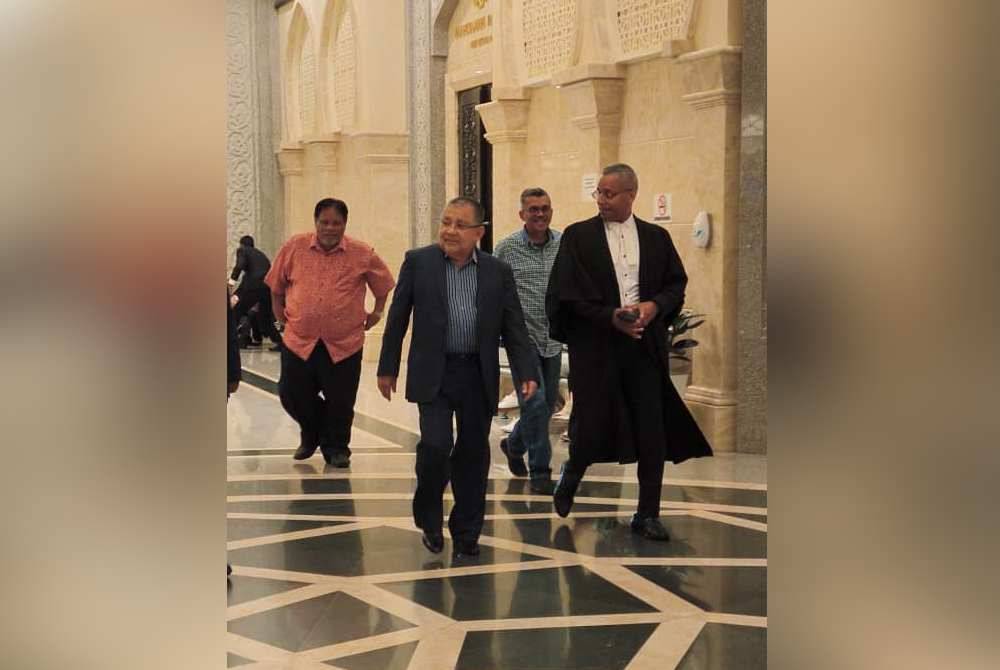 Mohd Isa (depan, kiri) dilepas dan dibebaskan oleh Mahkamah Rayuan Putrajaya daripada sembilan pertuduhan rasuah RM3 juta pada Rabu.