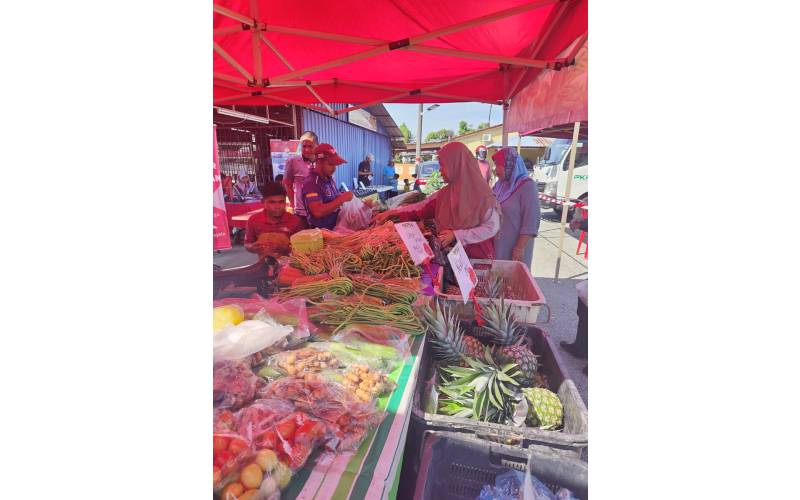 Penduduk mendapatkan pelbagai barangan mentah dijual pada PJR di sini.