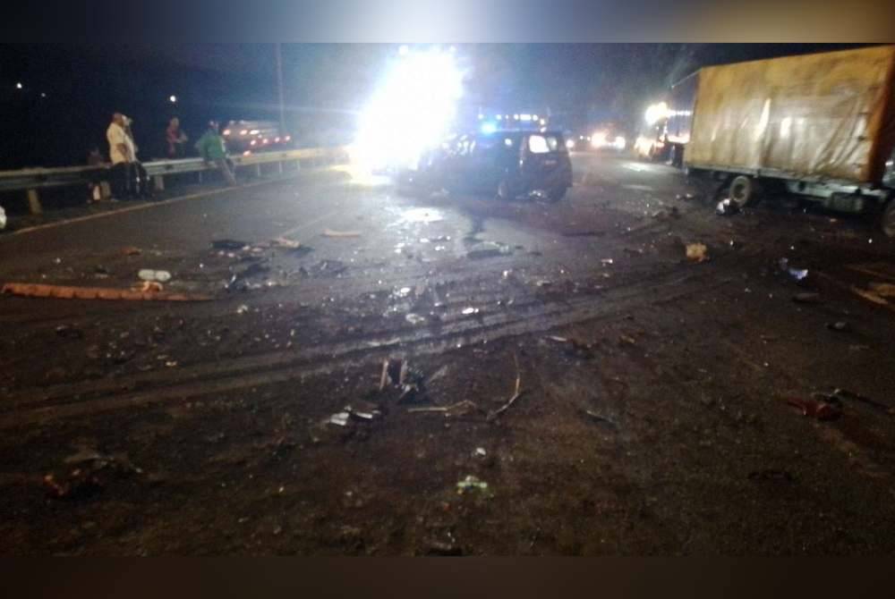 Keadaan di lokasi kemalangan empat kenderaan yang di Lebuh Raya Pasir Gudang berhampiran Taman Permas Jaya pada malam Selasa. Foto Bomba