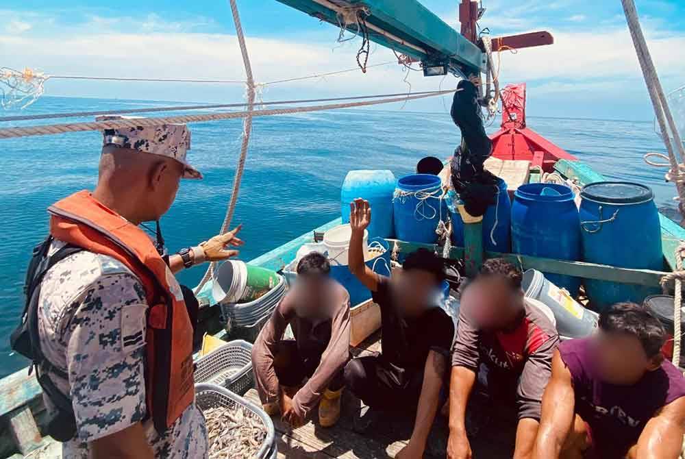 Maritim Selangor menahan empat nelayan asing di perairan Sekinchan pada Ahad lalu.