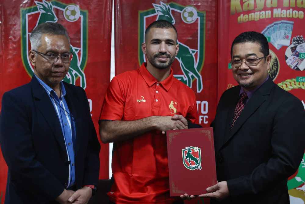 Rozi (kanan) bersama Oday pada Majlis Menandatangani dan Memperkenalkan Pemain Baharu Kelantan United FC di Stadium Sultan Muhammad IV pada Selasa. Foto Bernama