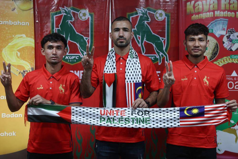 Pemain baharu Kelantan United FC, Oday Kharoub (tengah), Mohamad Fazrul Amir (kiri) dan Wan Mohamad Fazli (kanan). Foto Bernama