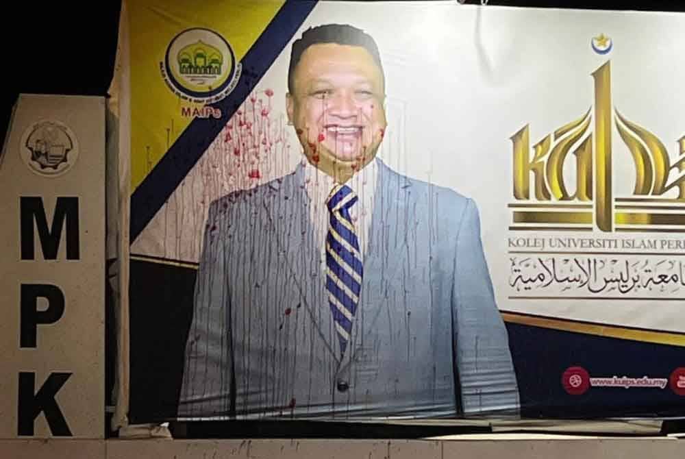 Tindakan biadab pihak tertentu yang mengotorkan papan iklan memaparkan gambar Raja Muda Perlis.