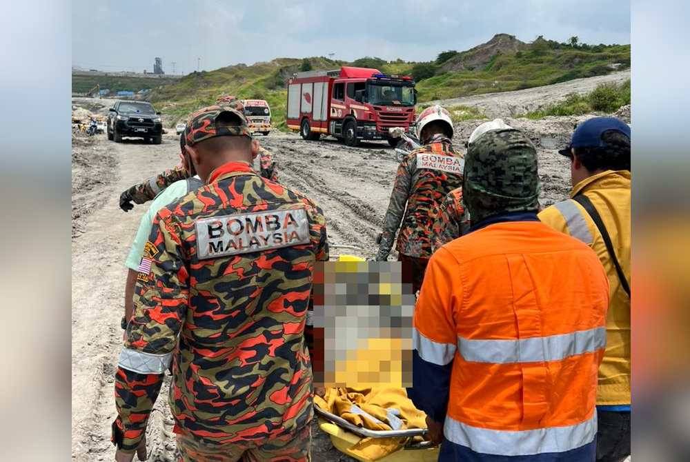 Anggota bomba mengambil masa kira-kira 15 minit untuk mengeluarkan mangsa yang tertimbus dalam runtuhan di sebuah lombong dekat Jalan Sungai Kelambu pada Rabu.