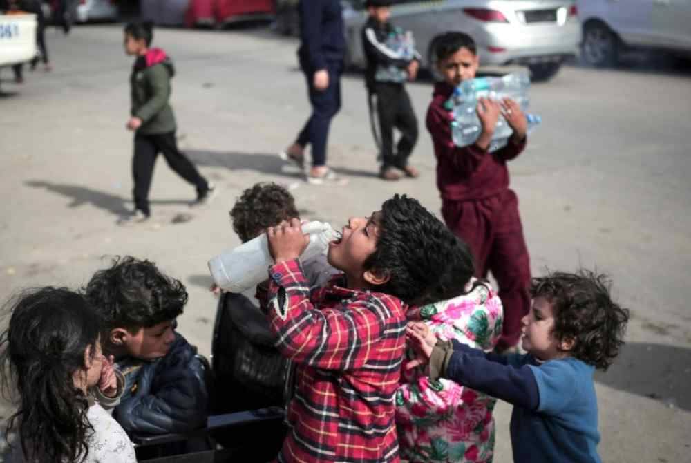 Kanak-kanak Palestin kini berdepan masalah kebuluran teruk susulan sekatan yang dikenakan tentera Israel. Foto AFP