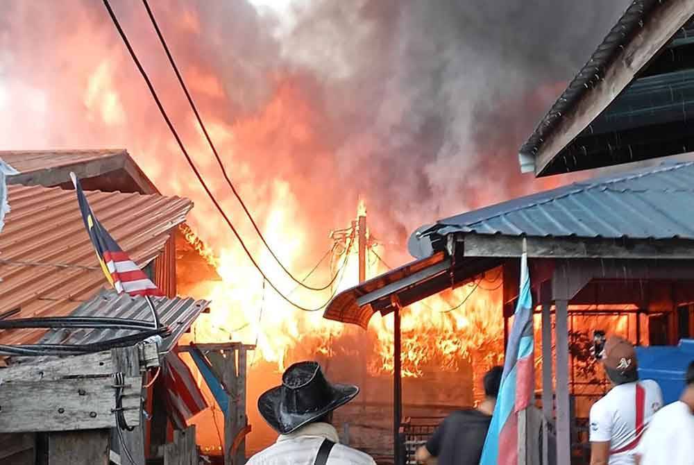 Api kelihatan marak dan memusnahkan kira-kira 10 rumah di perkampungan atas air di Kampung Tanjung Batu, Tawau.
