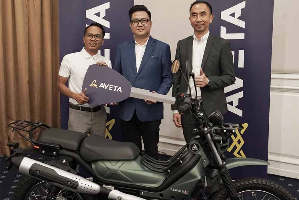 Dari kiri: Cikgu Ben Zaid, Pengerusi Aveta Malaysia, Max Ang Keng Seng dan Pengarah Urusan Aveta Malaysia, Steven Lim ketika majlis penyerahan motosikal di salah sebuah hotel terkemuka di Mutiara Damansara, Selangor pada Rabu.