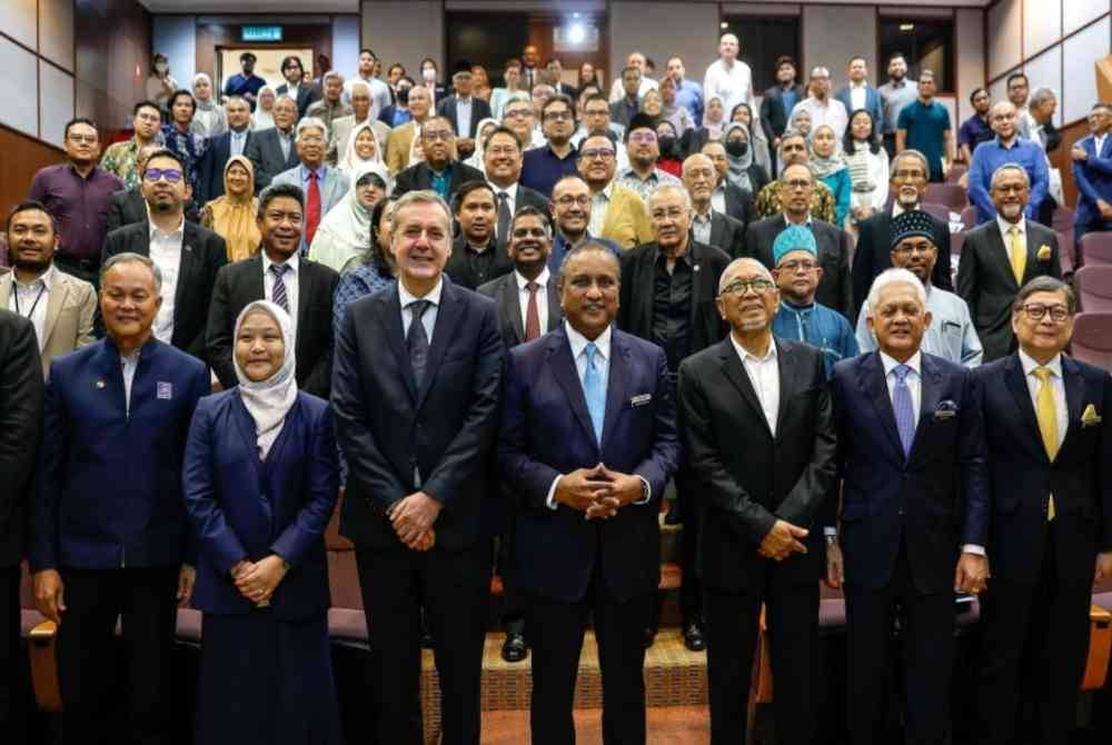 Reezal Merican (tengah), Mohd Mustafa (dua dari kanan), Al Amin (tiga dari kanan) dan Duta Bosnia and Herzegovina ke Malaysia, Edin Jahic (tiga dari kiri) bergamber bersama tetamu yang hadir. Foto Bernama