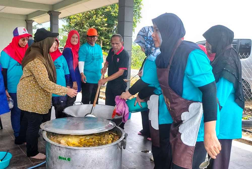 Penduduk bergotong-royong menyediakan pelbagai menu istimewa sempena Ekpedisi Mahkota Mudik Sungai Pahang pada Selasa.