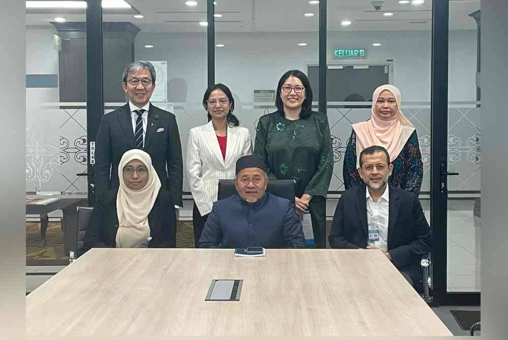 Tuan Ibrahim Tuan Man (duduk, tengah) bergambar selepas sesi perbincangan dan kunjungan hormat daripada Sekretariat KRPPM-IGAR.