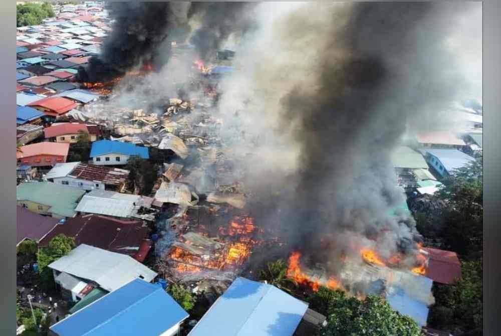 
Kira-kira 45 rumah terbakar dalam kejadian di perkampungan atas air Kampung Tanjung Batu, Tawau.