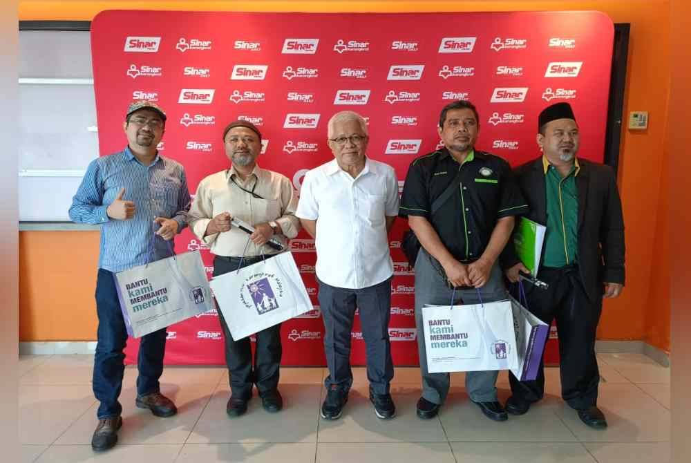 (Dari kiri) Sheikh Faleigh, Mohd Hafiz, Mat Rozi dan Muhammad Shahril Azrie bersama Penasihat Kumpulan Karangkraf, Datuk Hussamuddin Yaacub (tengah) di Kompleks Kumpulan Karangkraf pada Rabu.