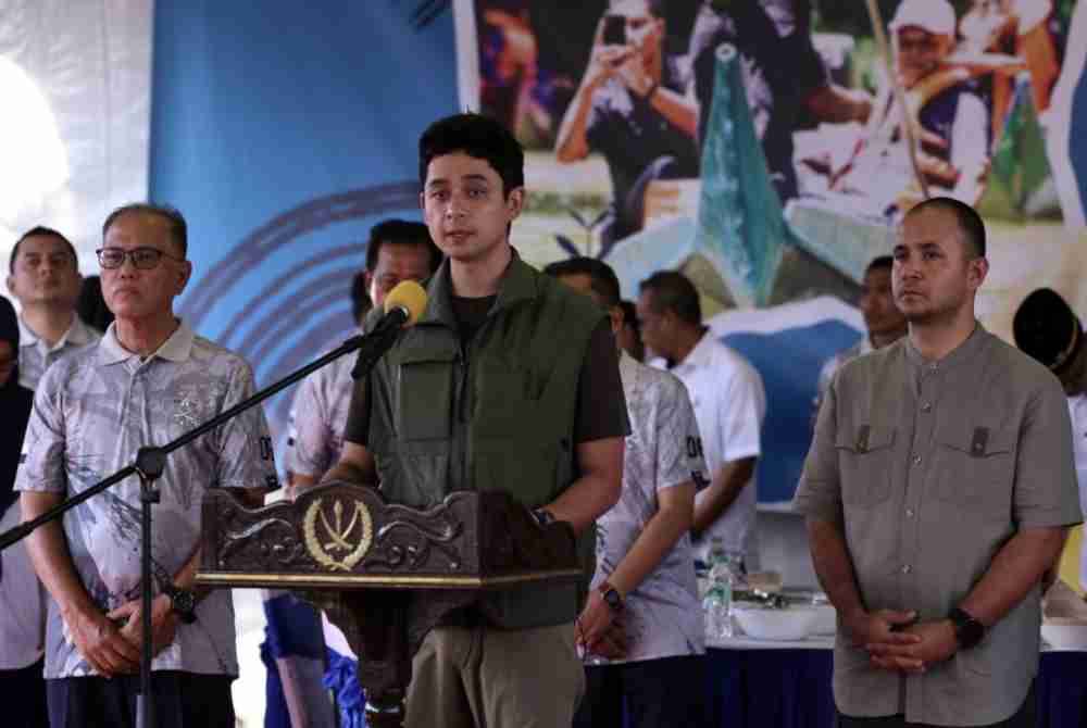 Tengku Hassanal berkenan menyampaikan titah selepas keberangkatan tiba di hentian terakhir di Kampung Tanjung Gahai sempena Ekspedisi Mahkota Mudik Sungai Pahang 2024 pada Rabu. Foto Bernama