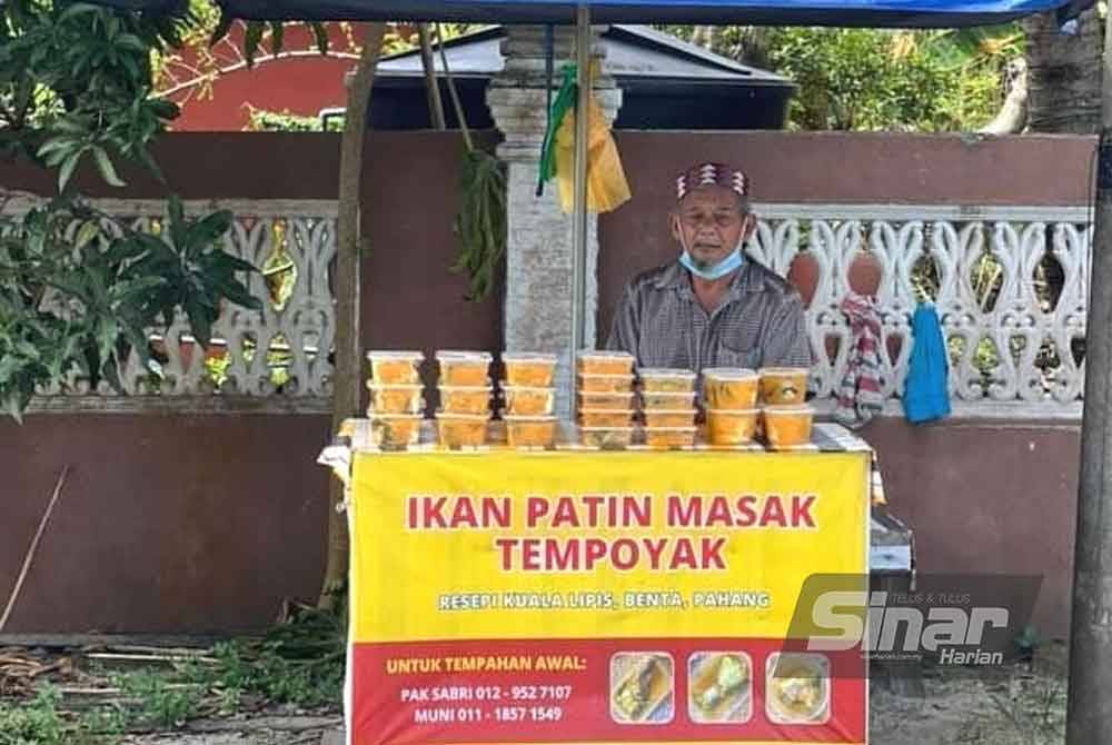 Sabri bersama juadah patin masak tempoyak yang dihasilkan menggunakan resipi asli dari Pahang.