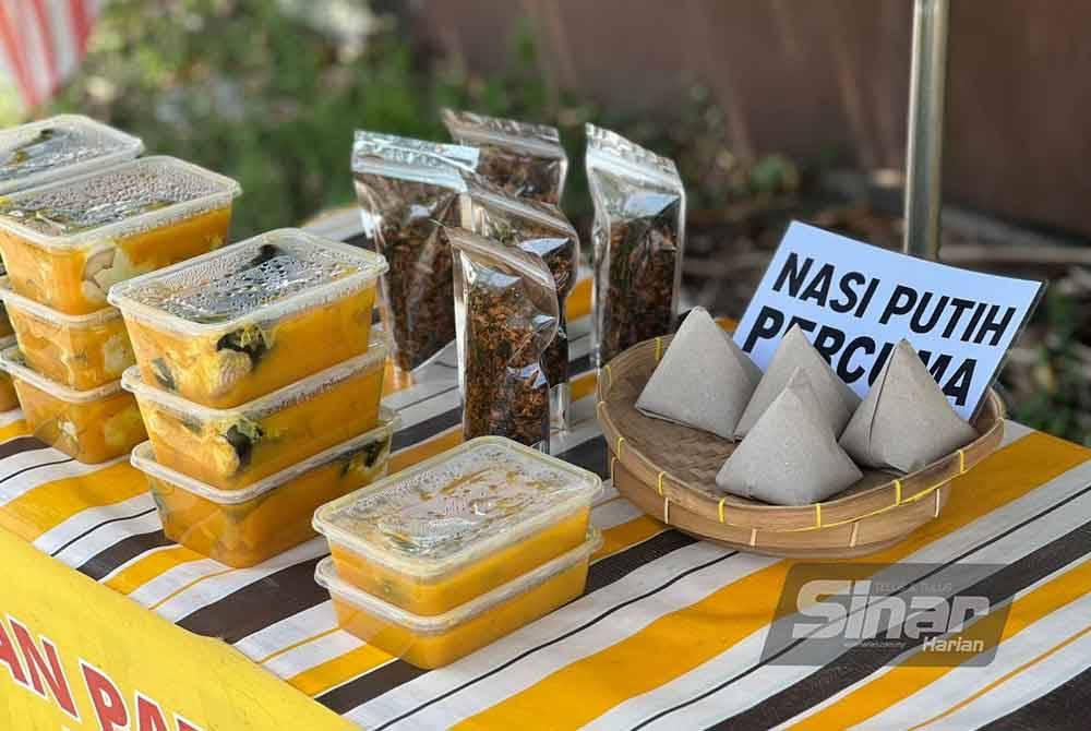 Setiap pelanggan yang datang membeli ikan patin akan mendapat nasi putih percuma.