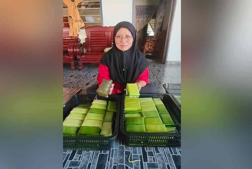 Salmah menunjukan burasak yang menerima permintaan tinggi pada bulan Ramadan dan Aidilfitri.