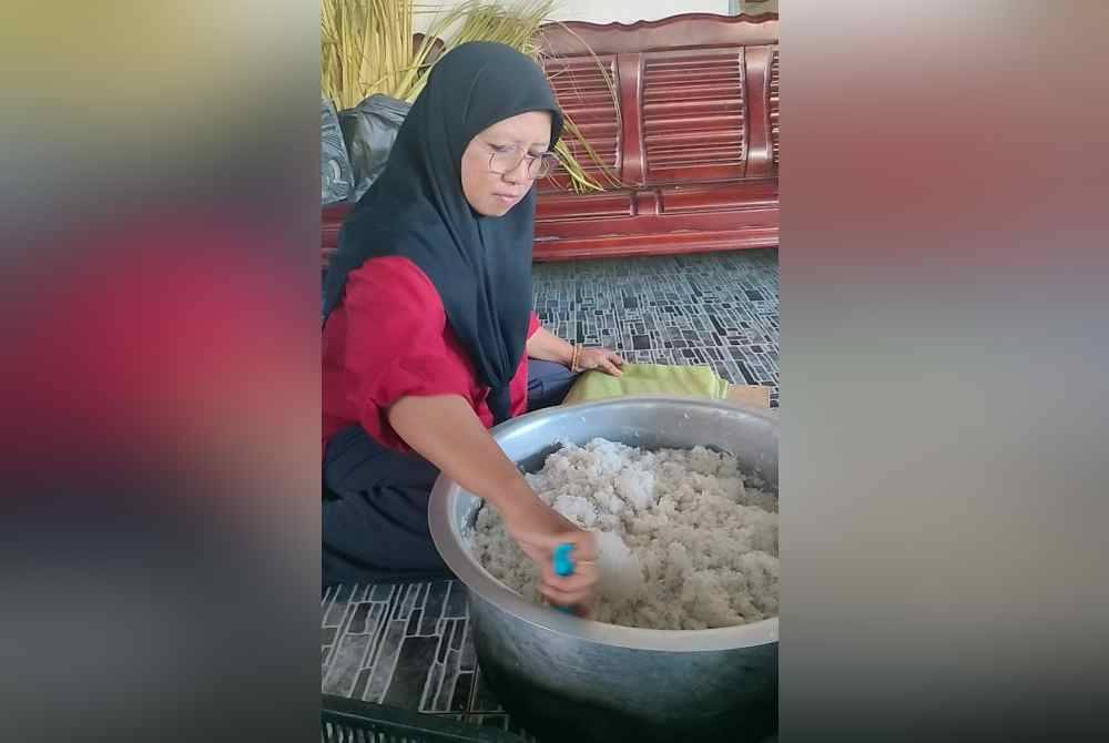 Salmah yang sudah 14 tahun mengusahakan burasak tidak menang tangan menyiapkan tempahan.