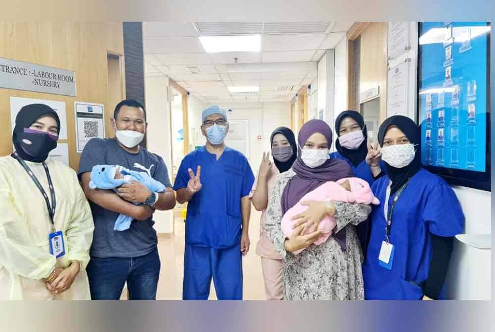 Noorain bersama suami kakitangan hospital selepas bersalin.