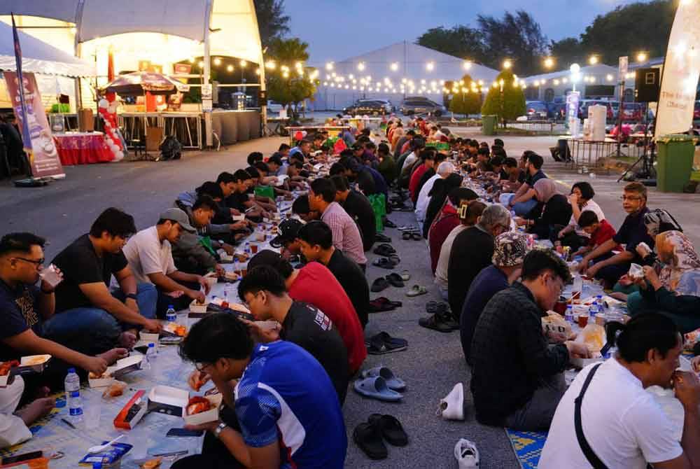 Suasana berbuka puasa program Iftar Ala Madinah @Karangkraf tahun lalu. Foto Sinar Harian 