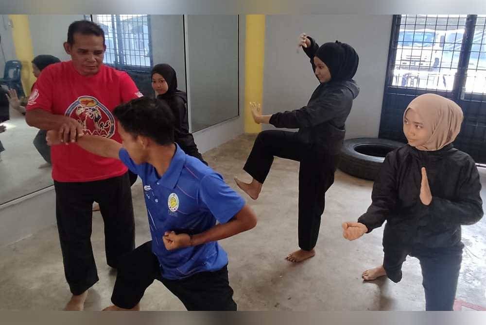 Nor Hayatudin memantau latihan pesilat Sukma Kedah di Stadium Sultan Abdul Halim, Alor Setar pada petang Rabu.
