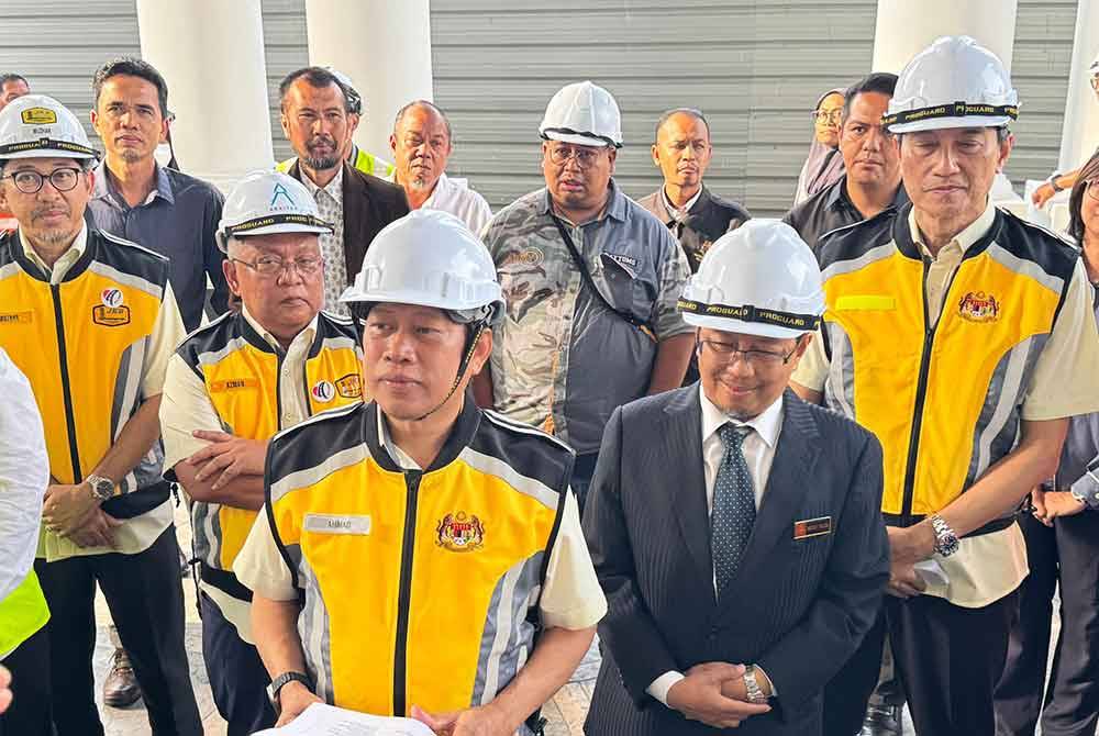 Ahmad (tengah) sedang diberi taklimat sebelum meninjau Projek Menaiktaraf dan Pemuliharaan Mahkamah Tinggi Pulau Pinang pada Khamis.