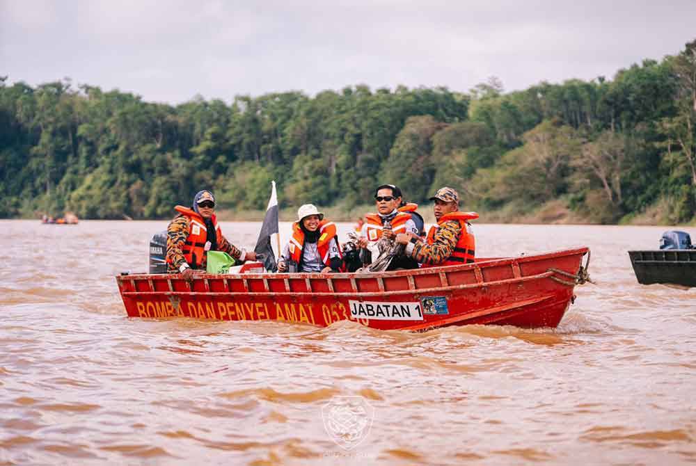 Fazli menunjukkan burung helang yang diselamatkan Tengku Mahkota sebelum dilepaskan ke tempat selamat.