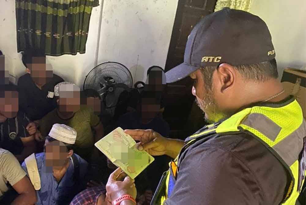 Polis menggempur sebuah rumah transit PATI di Rawang, Selangor pada Rabu.