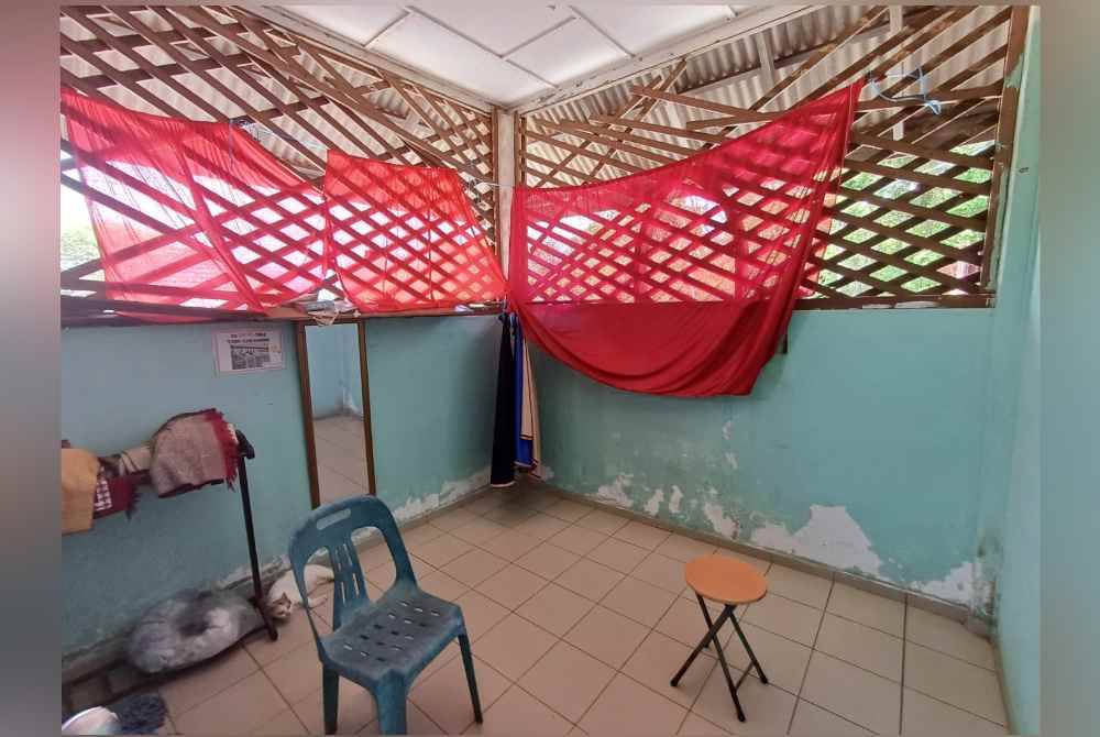 Keadaan di dalam surau di Pantai Batu Hitam.