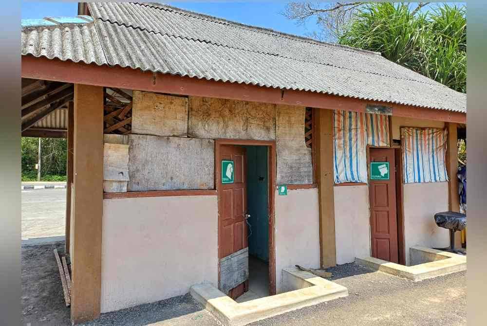 Pihak berkaitan diminta membaik pulih semula surau bagi keselesaan pengunjung di Pantai Batu Hitam.