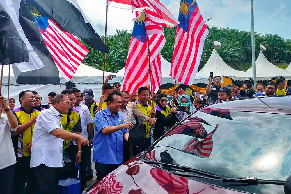 Alexander (baju biru) menyempurnakan 'flag-off' di LTU Raub Bypass.