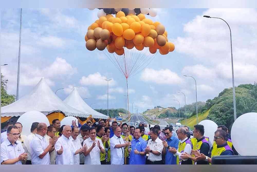 Nanta bersama Wan Rosdy yang menyempurnakan perasmian laluan tersebut pada Khamis.