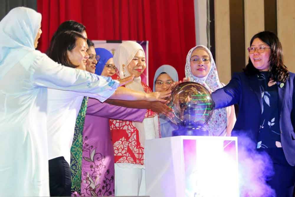 Salbiah (empat dari kanan) menyempurnakan gimik perasmian Sambutan Hari Wanita Peringkat Negeri Perak 2024 di sini pada Khamis.