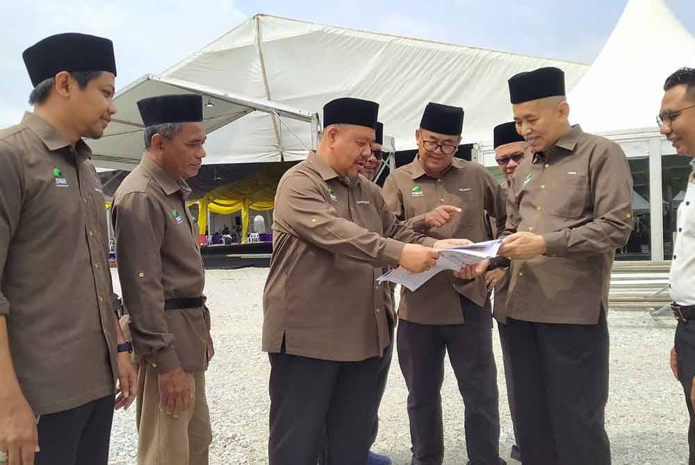 Mohd Dzohiri (tengah) bersama ahli jawatankuasa Masjid Muhammad Al-Fateh membuat lawatan tapak bagi kemuncak acara Festival Ummatic 3.0 Peringkat Antarabangsa 2024 di pekarangan Masjid Muhammad Al-Fateh, Taman Jati di sini pada Khamis.