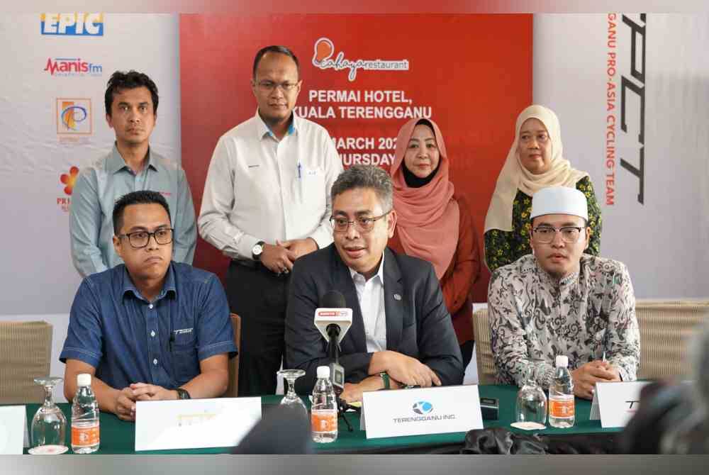 Che Ku Mohd Izmuddin (kiri) bersama Burhanuddin (tengah) dan Timbalan Exco Belia, Sukan dan Badan Bukan Kerajaan (NGO) Terengganu, Mohd Fadhli Rahmi pada sidang akhbar di Kuala Terengganu pada Khamis.